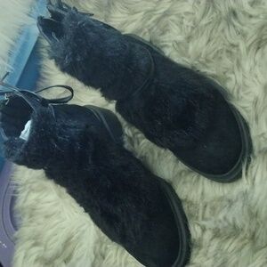 Forever 21 faux fur boots the faux fur is on the top